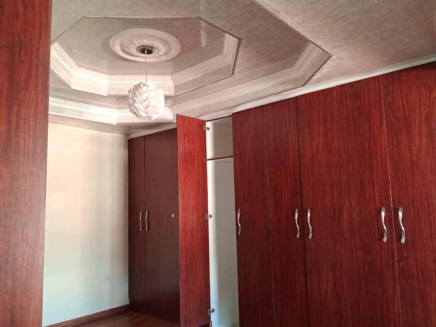 To Let 5 Bedroom Property for Rent in Cambridge Eastern Cape